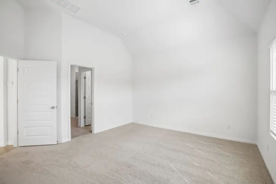 Spacious, unfurnished interior of a new home in Trinity Ranch, Elgin (Image 30).