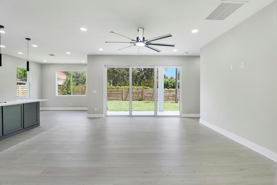 Spacious, unfurnished interior of a new home in , Jensen Beach (Image 23).