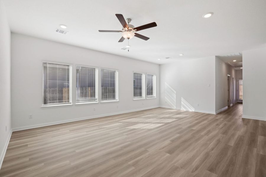 Spacious, unfurnished interior of a new home in Sonterra, Jarrell (Image 8).