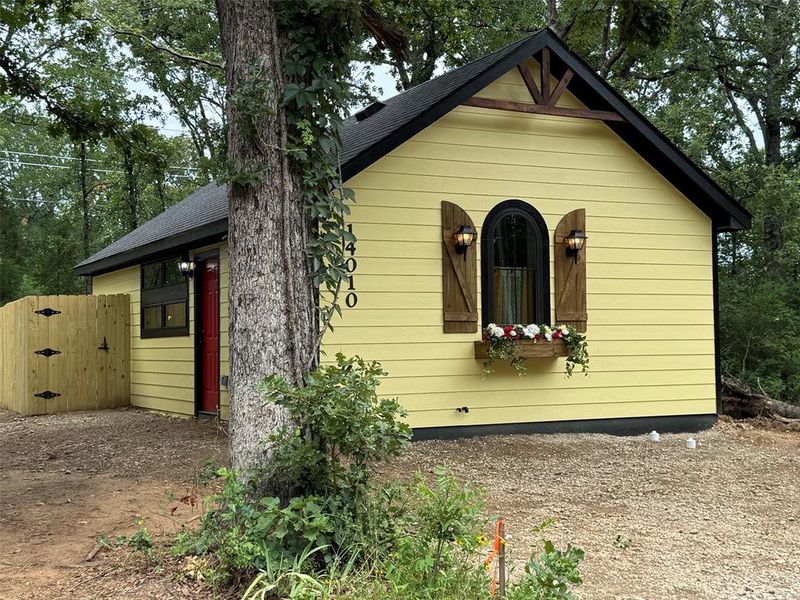 Exterior details and patio area of a home in , Log Cabin (Image 11).
