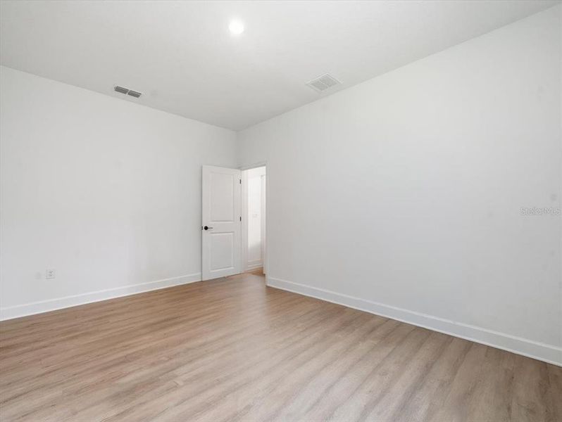 Spacious, unfurnished interior of a new home in , Spring Hill (Image 33).