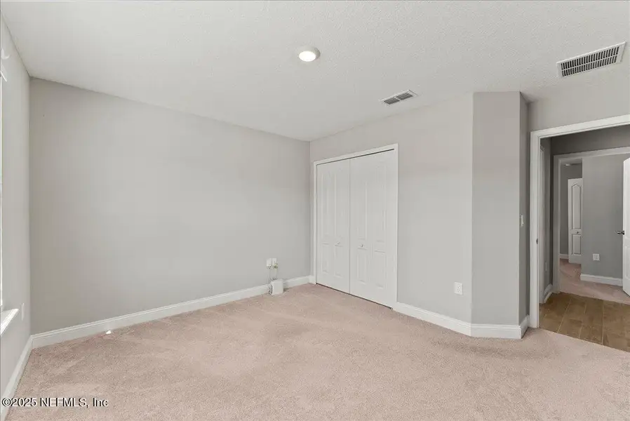 Spacious, unfurnished interior of a new home in Cross Creek, Green Cove Springs (Image 20).
