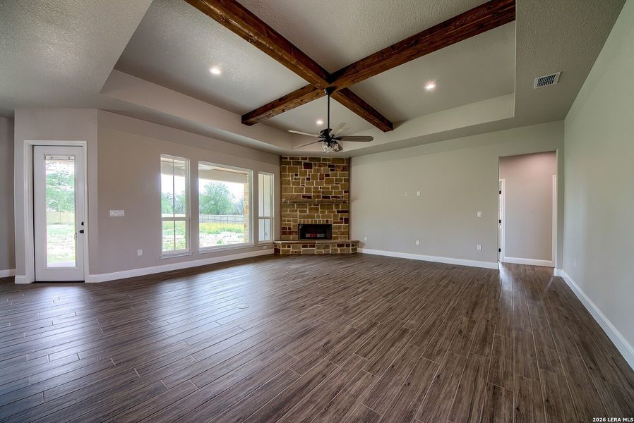Spacious, unfurnished interior of a new home in , La Vernia (Image 17).