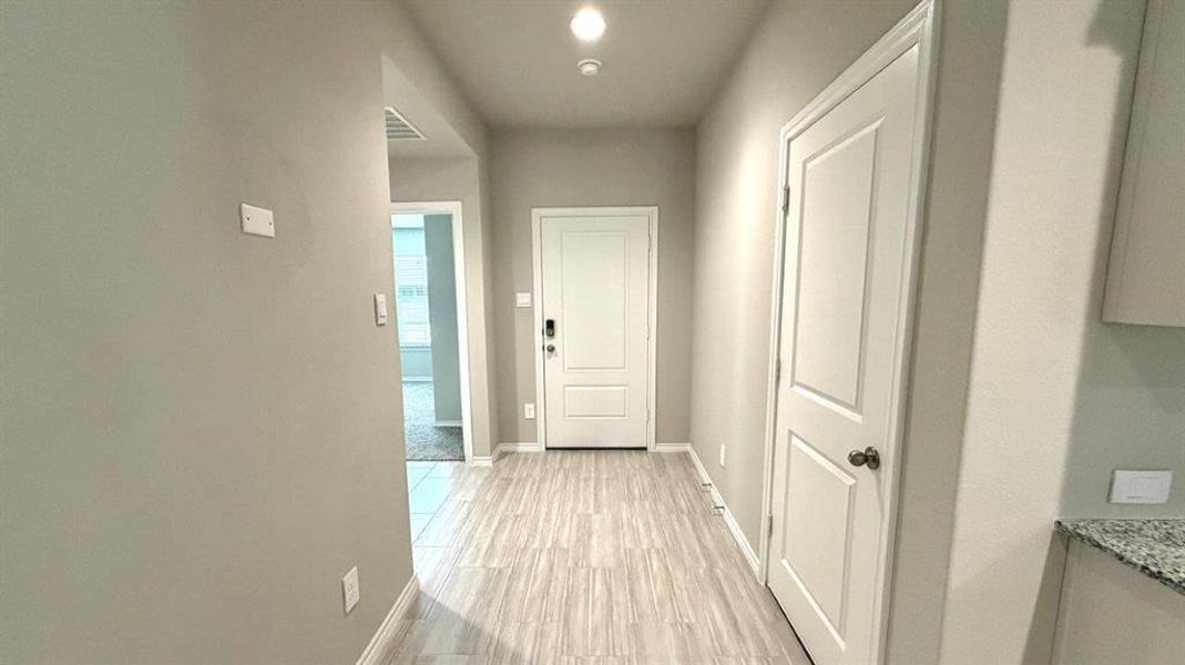 Spacious, unfurnished interior of a new home in Sunnycreek, Fort Worth (Image 24).