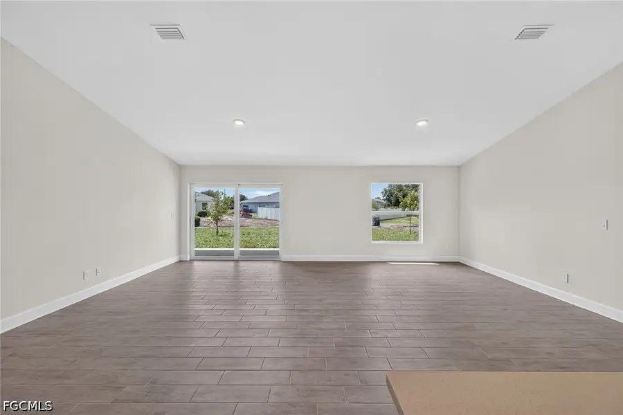 Spacious, unfurnished interior of a new home in Cape Coral, Cape Coral (Image 21).