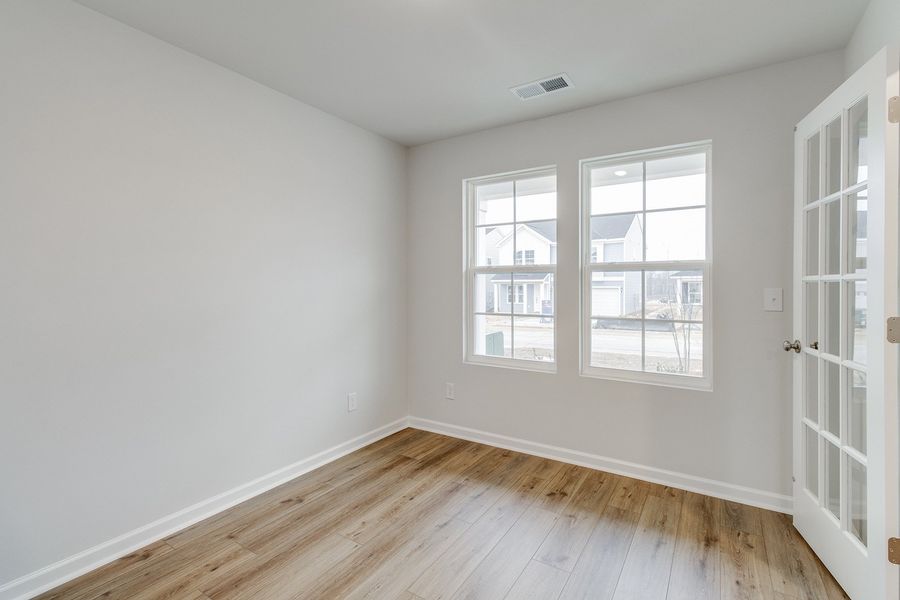 Spacious, unfurnished interior of a new home in Winston Point, Gilbert (Image 12).