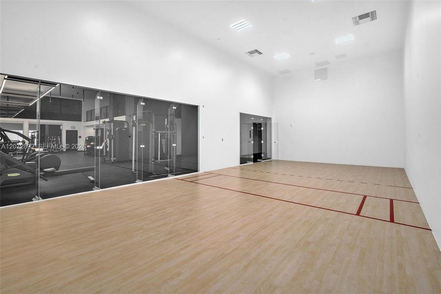 Spacious, unfurnished interior of a new home in , Miami (Image 23).