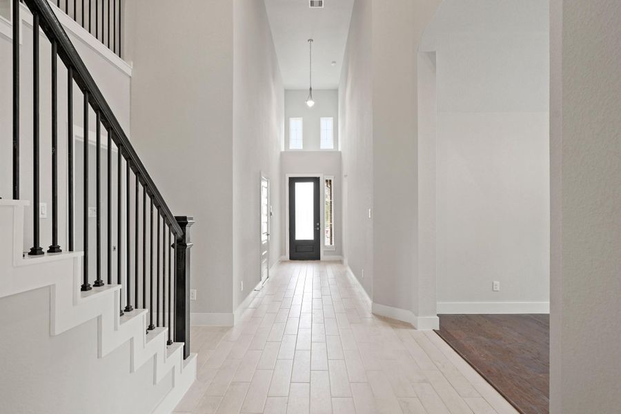 Spacious, unfurnished interior of a new home in Barton Creek Ranch, Conroe (Image 20). Spacious, unfurnished interior of a new home in Barton Creek Ranch, Conroe (Image 20).