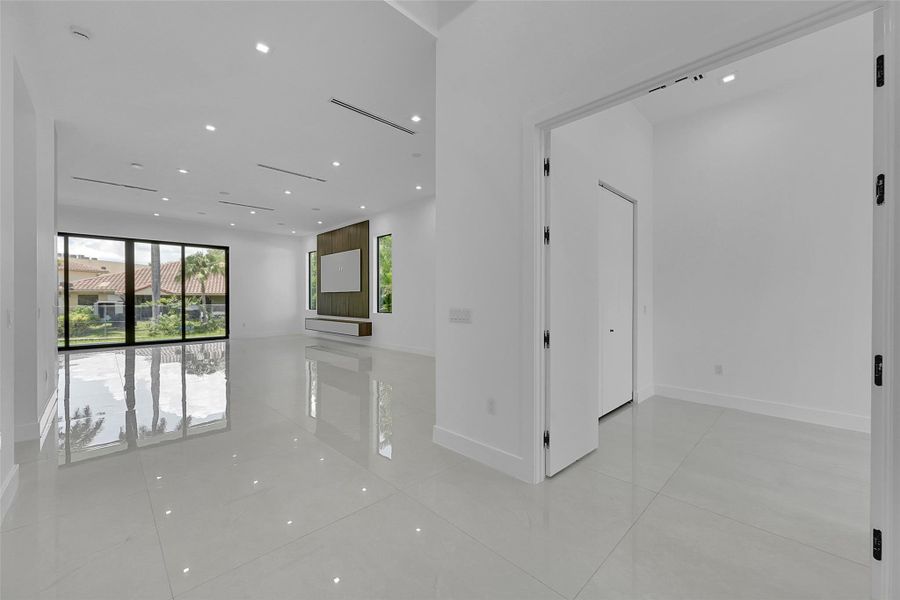 Spacious, unfurnished interior of a new home in , Wilton Manors (Image 25).