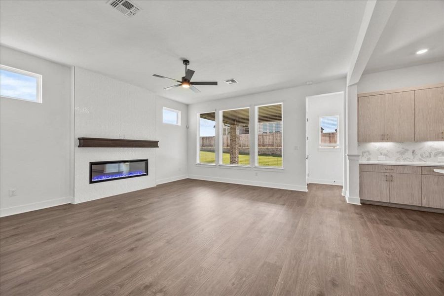 Spacious, unfurnished interior of a new home in Sunfield, Buda (Image 17).