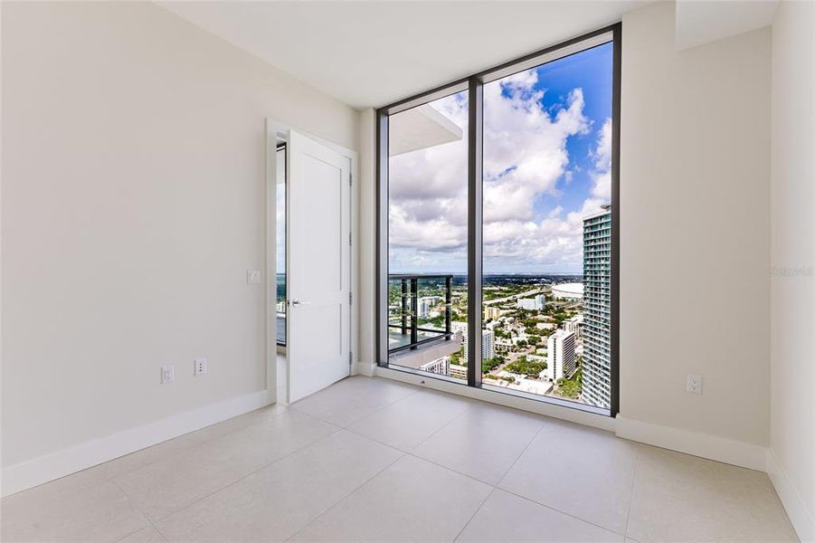 Spacious, unfurnished interior of a new home in , St. Petersburg (Image 41).