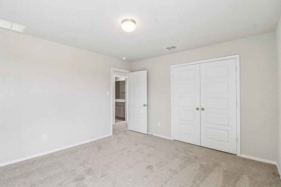 Spacious, unfurnished interior of a new home in Hunters Ranch, San Antonio (Image 14).