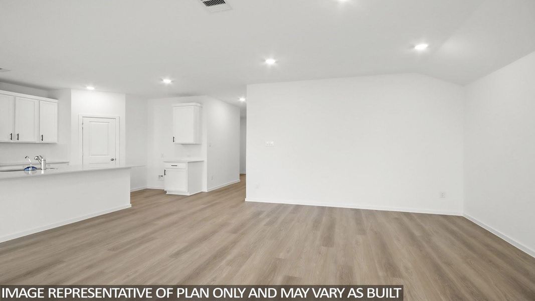 Spacious, unfurnished interior of a new home in Granger Pines, Conroe (Image 8).