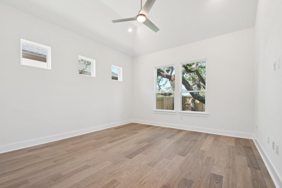 Spacious, unfurnished interior of a new home in Persimmon, Buda (Image 28).