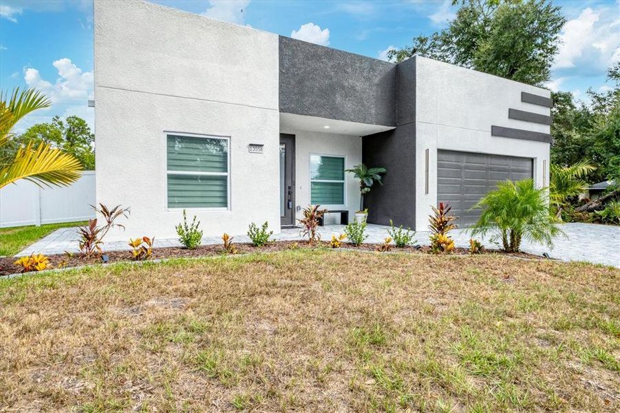 Exterior details and patio area of a home in , Port Charlotte (Image 4).