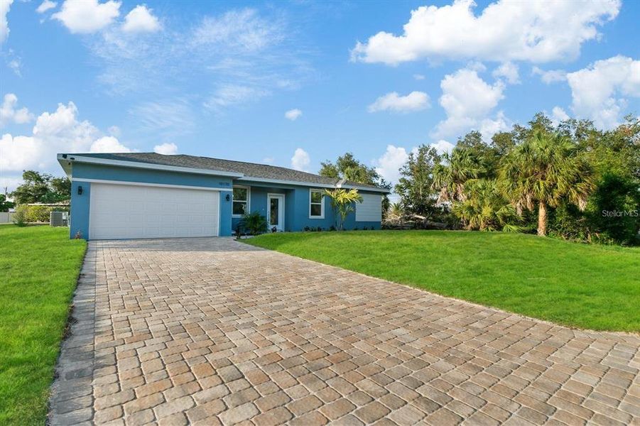 Exterior details and patio area of a home in , Port Charlotte (Image 3).