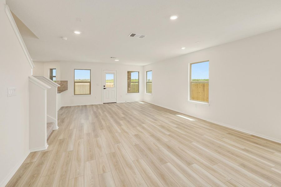 Spacious, unfurnished interior of a new home in Stoney Chase, Del Valle (Image 19).