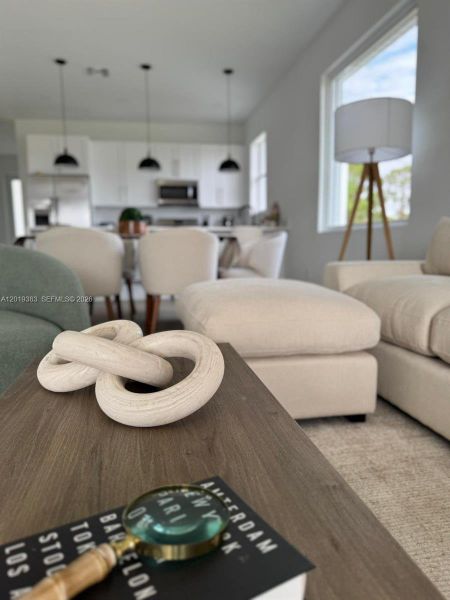 It is being sold unfurnished; the furnishings are shown for visualization purposes only. It is being sold unfurnished; the furnishings are shown for visualization purposes only.