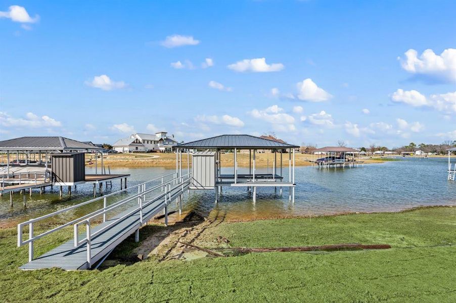 Community amenities in , Pelican Bay (Image 33).