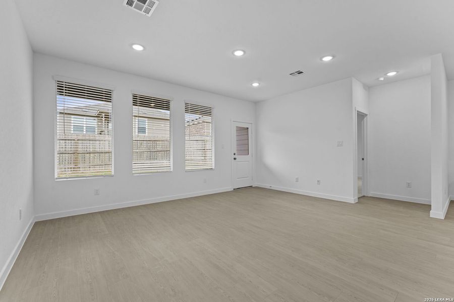 Spacious, unfurnished interior of a new home in Sky Ranch, New Braunfels (Image 26).