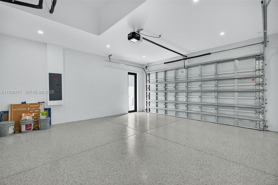 Spacious, unfurnished interior of a new home in , Cape Coral (Image 22).