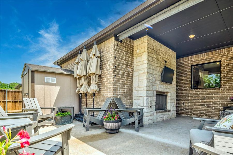 Exterior details and patio area of a home in Lincoln Pointe, Van Alstyne (Image 23).