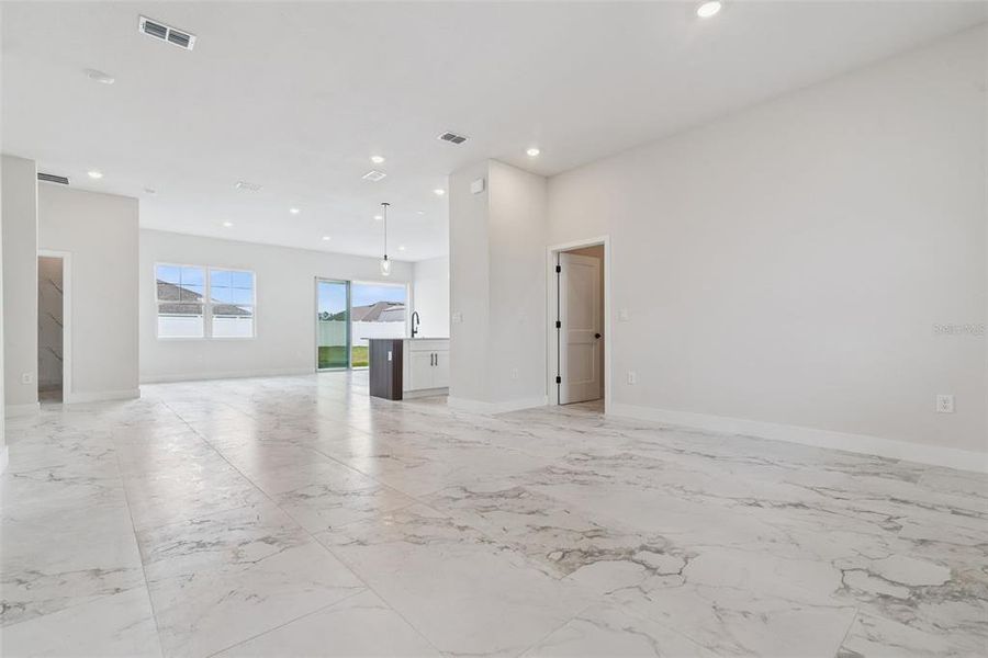 Spacious, unfurnished interior of a new home in , Belleview (Image 13).