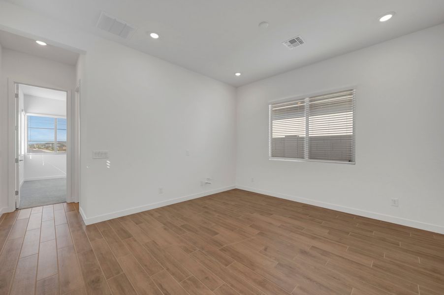 Spacious, unfurnished interior of a new home in Terraza, San Tan Valley (Image 23).