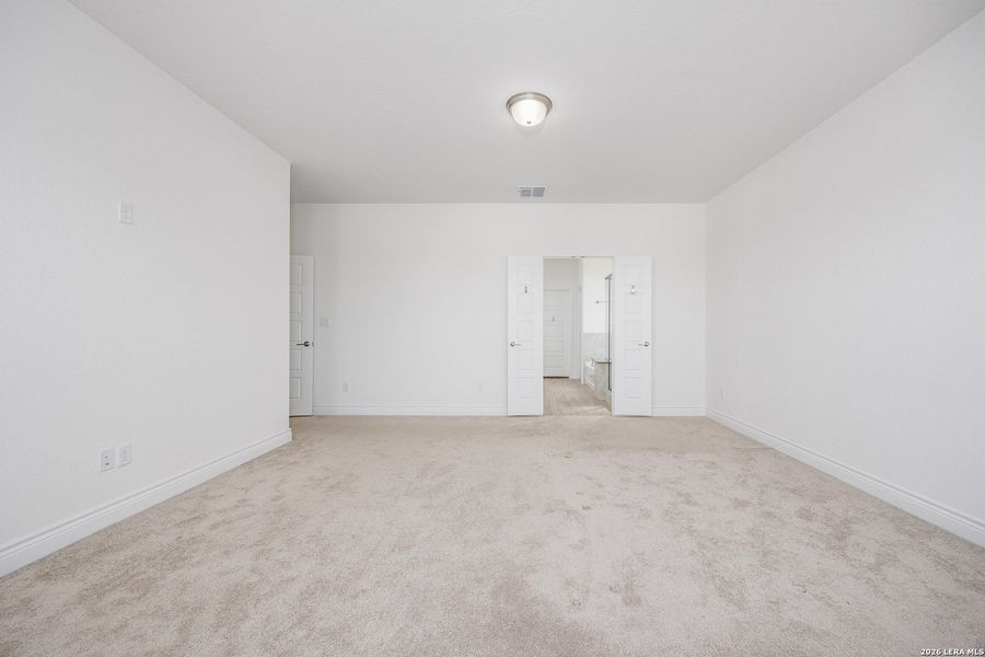 Spacious, unfurnished interior of a new home in Bison Ridge, San Antonio (Image 35).