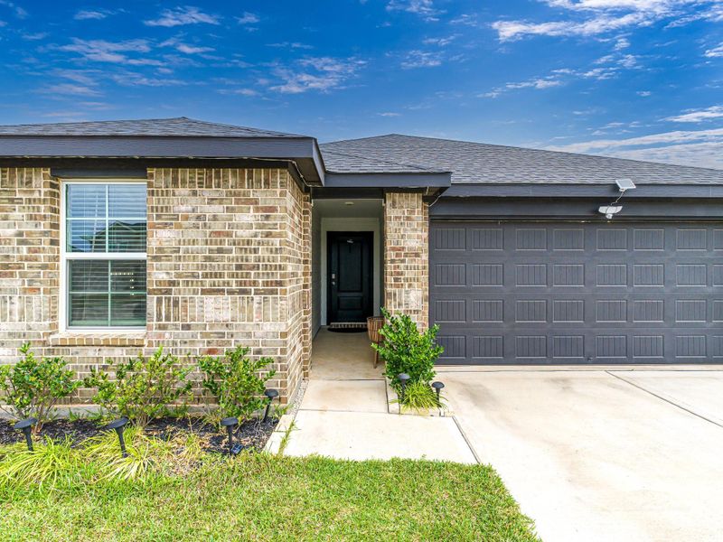 Exterior details and patio area of a home in Tamarron, Fulshear (Image 3).