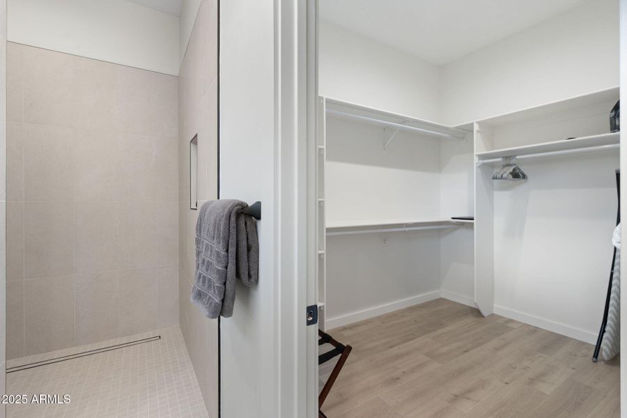 Master Bathroom Walk-in Master Bathroom Walk-in