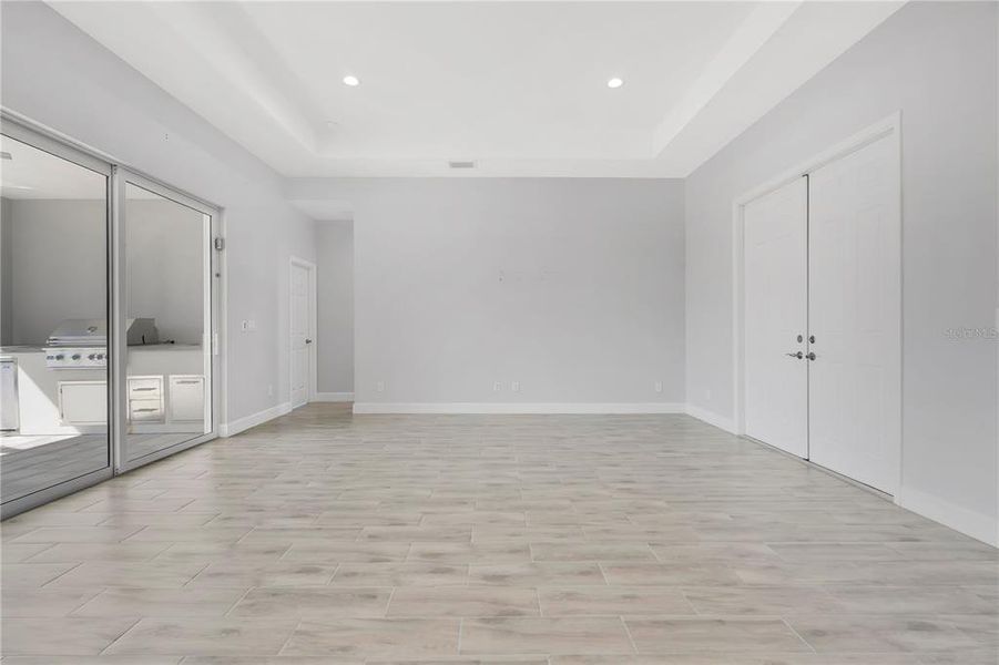 Spacious, unfurnished interior of a new home in , Cape Coral (Image 27).