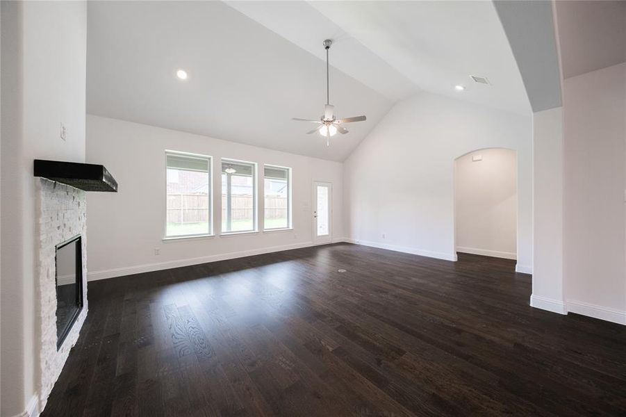 Spacious, unfurnished interior of a new home in Valencia on the Lake: Valencia 50s, Little Elm (Image 14). Spacious, unfurnished interior of a new home in Valencia on the Lake: Valencia 50s, Little Elm (Image 14).