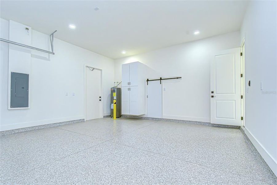 Spacious, unfurnished interior of a new home in , Tampa (Image 24).
