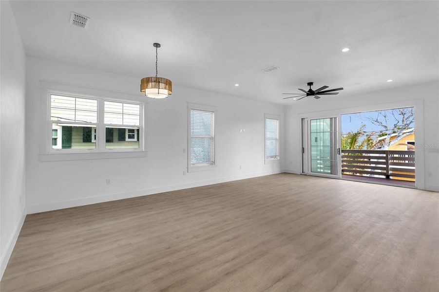 Spacious, unfurnished interior of a new home in , Bradenton Beach (Image 18).
