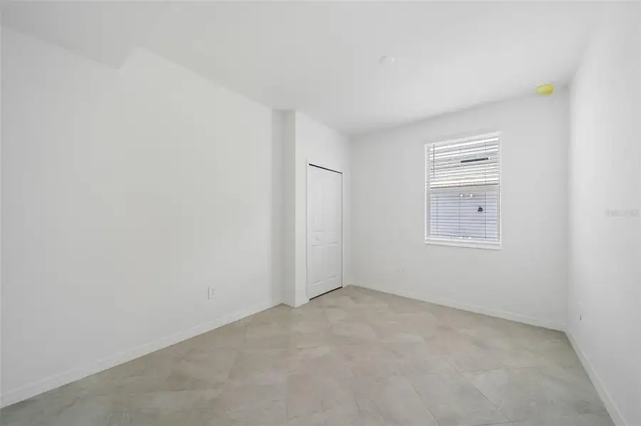 Spacious, unfurnished interior of a new home in Calusa Country Club, Lakewood Ranch (Image 36).