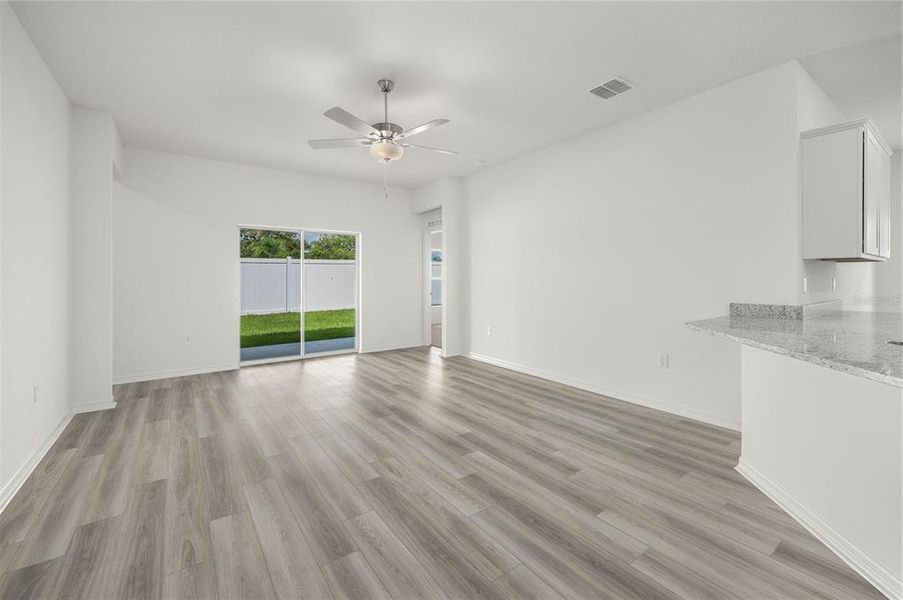 Spacious, unfurnished interior of a new home in Tula Parc, Astatula (Image 9).