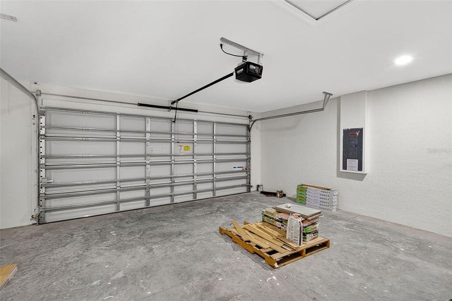 Spacious, unfurnished interior of a new home in , Port Charlotte (Image 13).