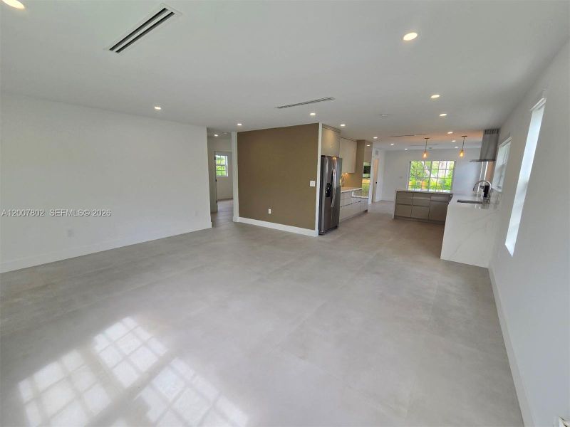 Spacious, unfurnished interior of a new home in , West Palm Beach (Image 24).