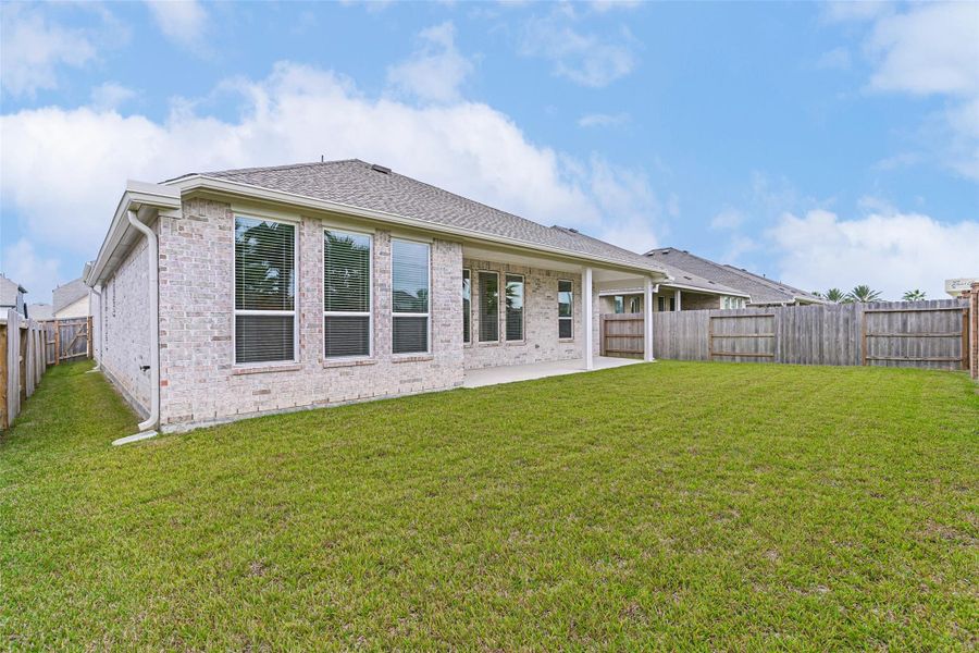 Exterior details and patio area of a home in Lago Mar, Texas City (Image 29).