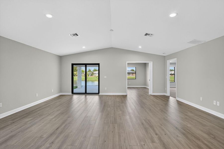 Spacious, unfurnished interior of a new home in , Fort Pierce (Image 12).