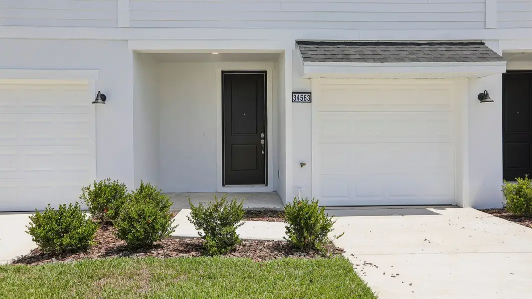 Exterior details and patio area of a home in Twin Oaks, Zephyrhills (Image 3).