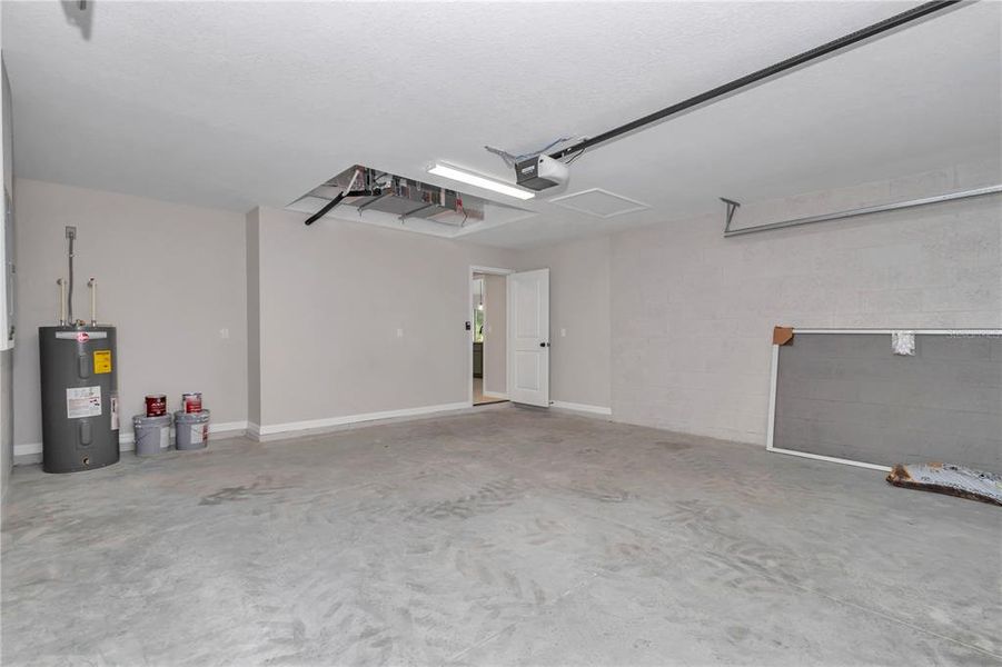 Spacious, unfurnished interior of a new home in , Ocala (Image 23).