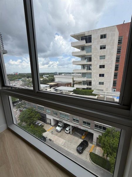 Condo located in Miami, FL showcasing its design and architecture (Image 3).