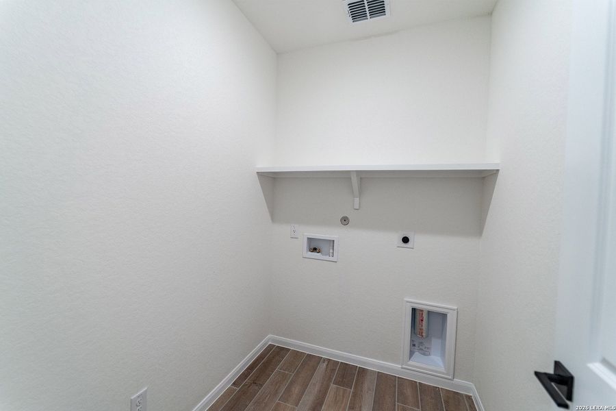 Spacious, unfurnished interior of a new home in Arcadia Ridge, San Antonio (Image 16).