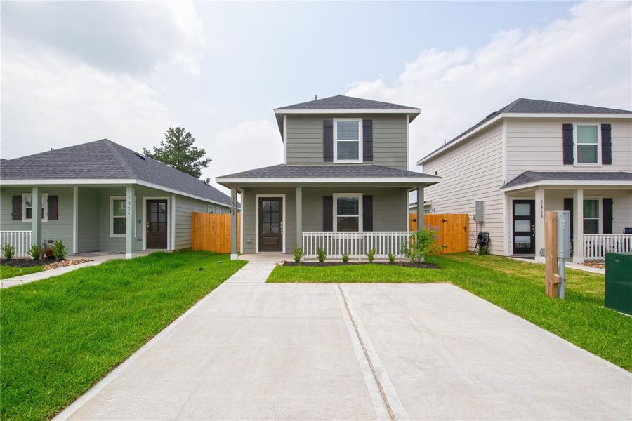 Exterior details and patio area of a home in Marie Village, Conroe (Image 14).