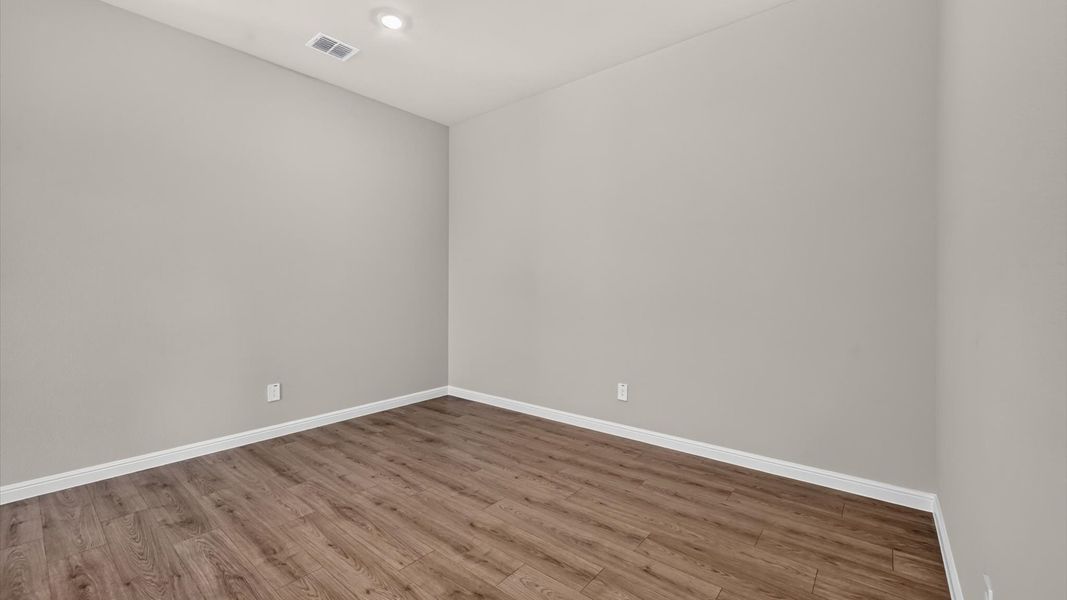 Spacious, unfurnished interior of a new home in Lakeview Pointe, Grand Prairie (Image 11).