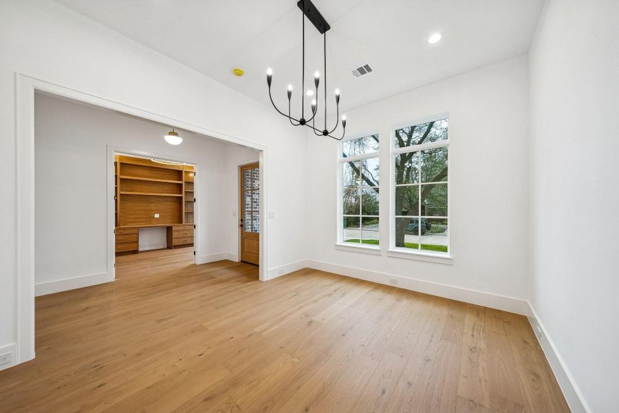 Spacious, unfurnished interior of a new home in , Bellaire (Image 20).