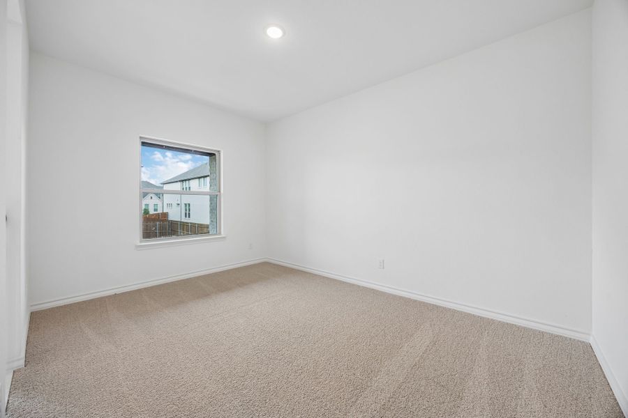 Spacious, unfurnished interior of a new home in Country Lakes, Denton (Image 26).