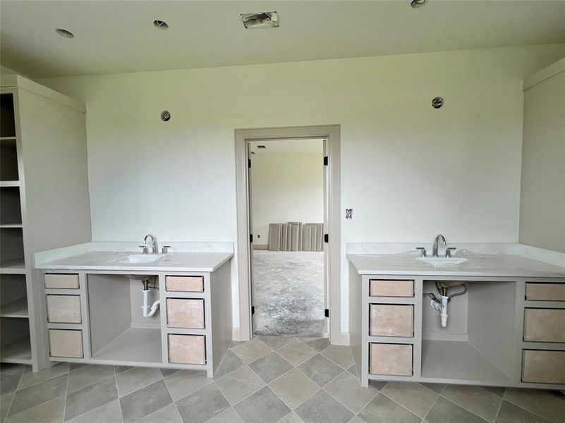 Spacious, unfurnished interior of a new home in , Angleton (Image 23).